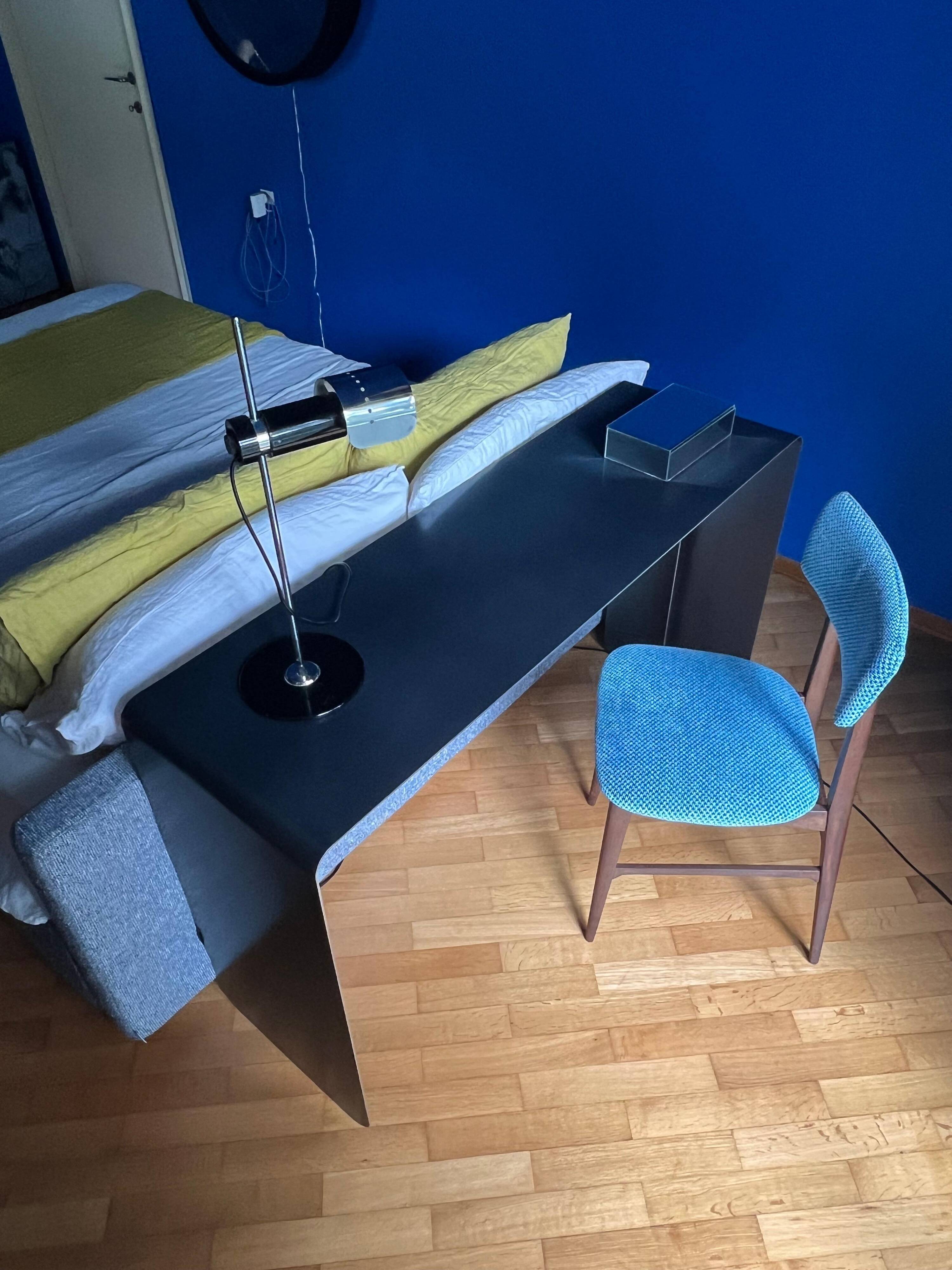 Lampe de table italienne vintage des années 1970 dans le style de Joe Colombo pour Oluce, chromée.