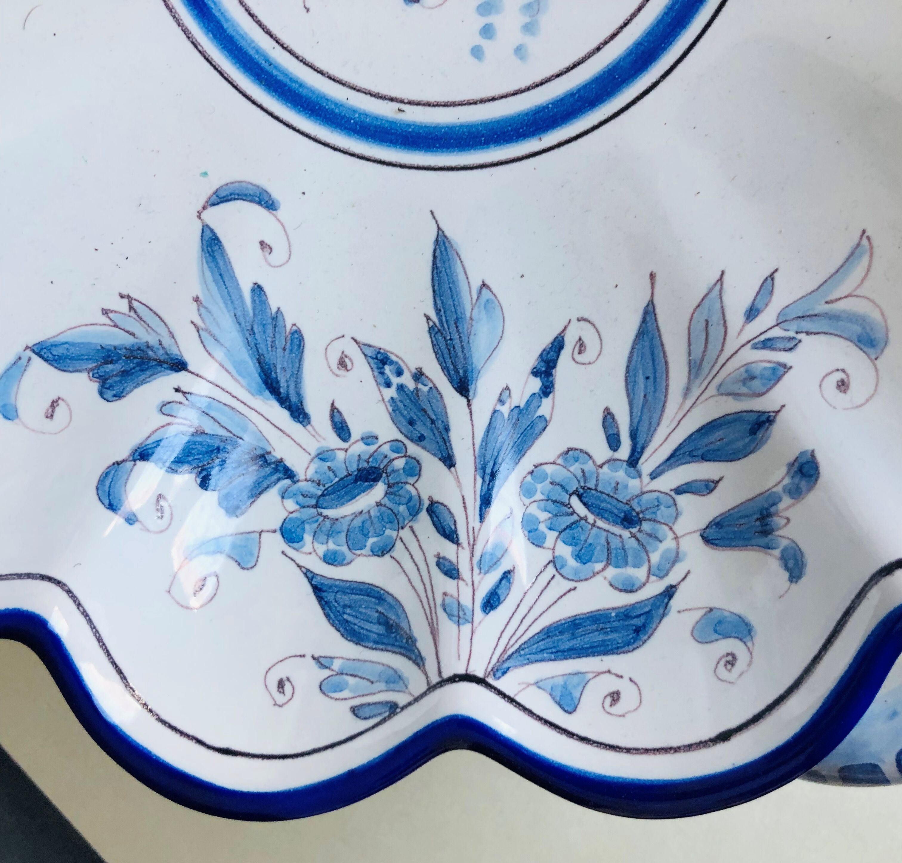 Large polylobed earthenware cut