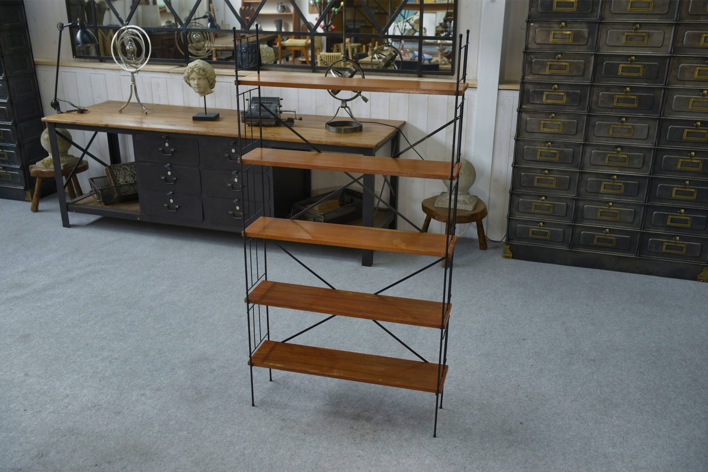 Shelf on legs with 5 teak veneer shelves from 1970.