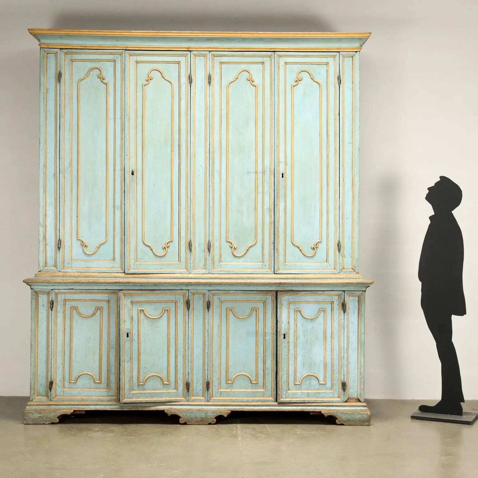 Baroque-style buffet from the mid-18th century in lacquered wood.