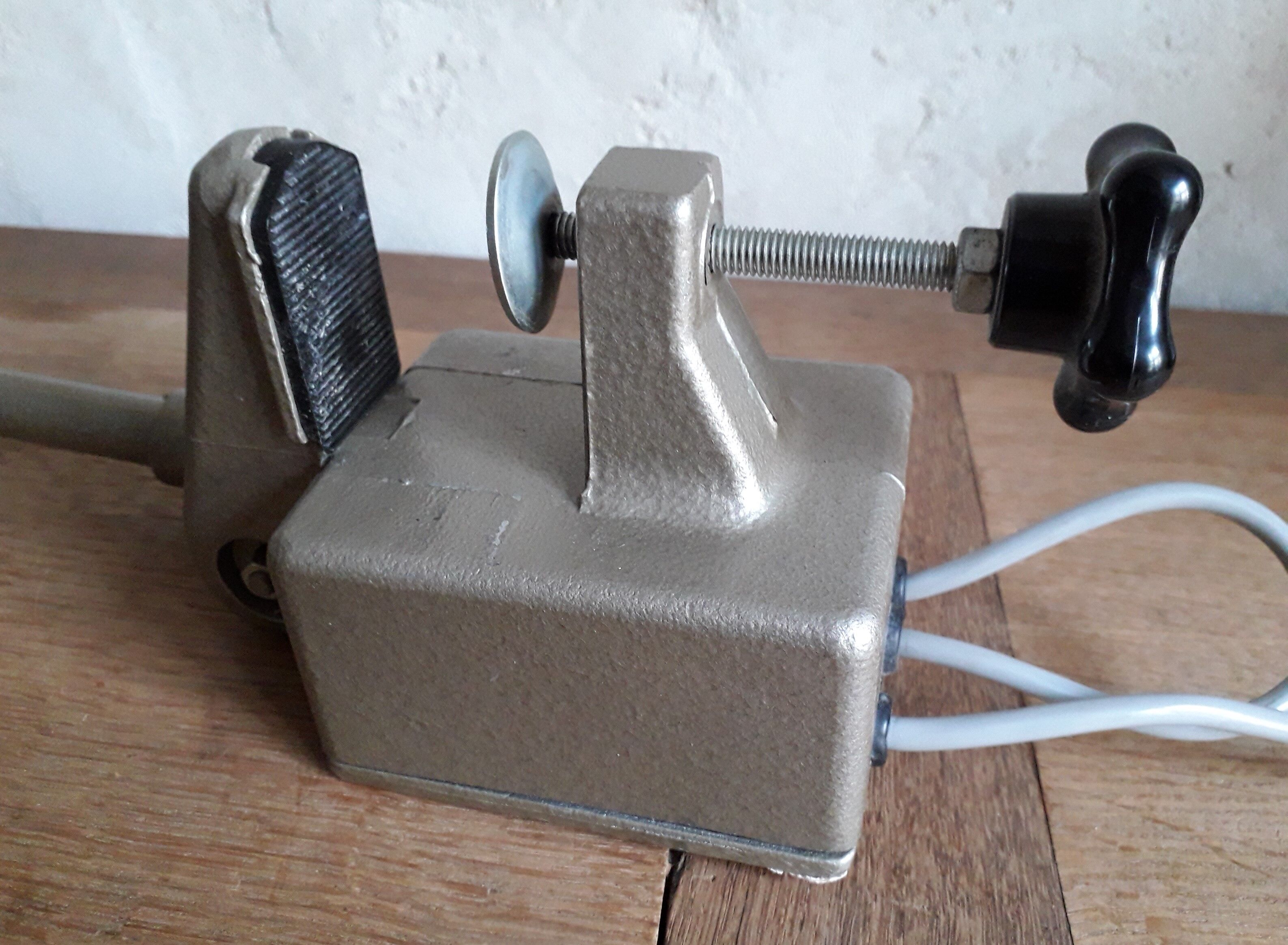 Lumina articulated and telescopic workshop lamp