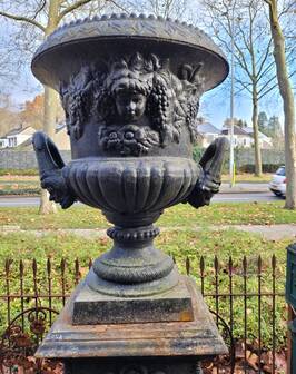 Grandes jardinières anciennes en fonte sur piédestal