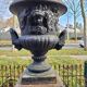 Grandes jardinières anciennes en fonte sur piédestal