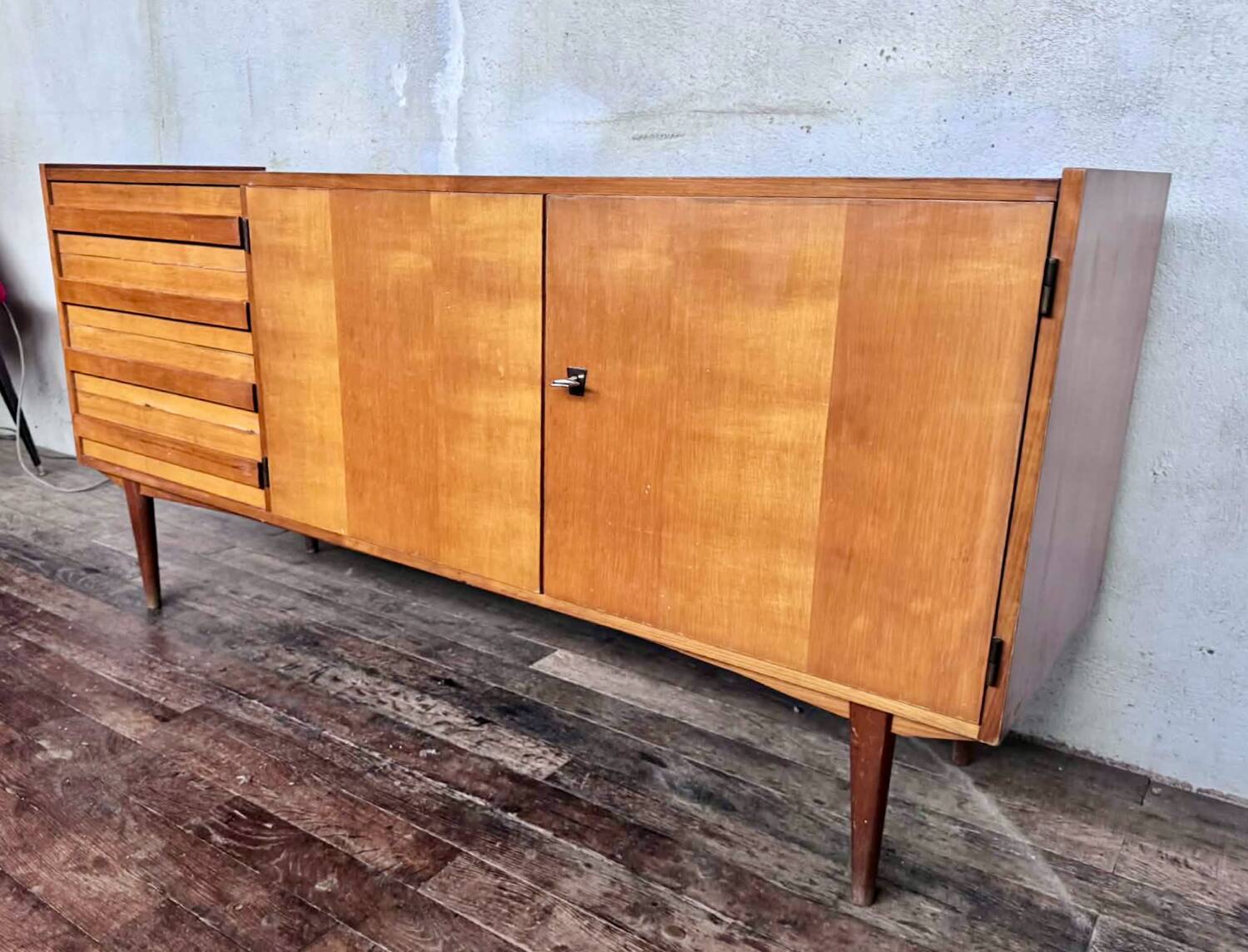 Vintage enfilade from the 1960s, 150 cm long, with 2 doors and 4 drawers.