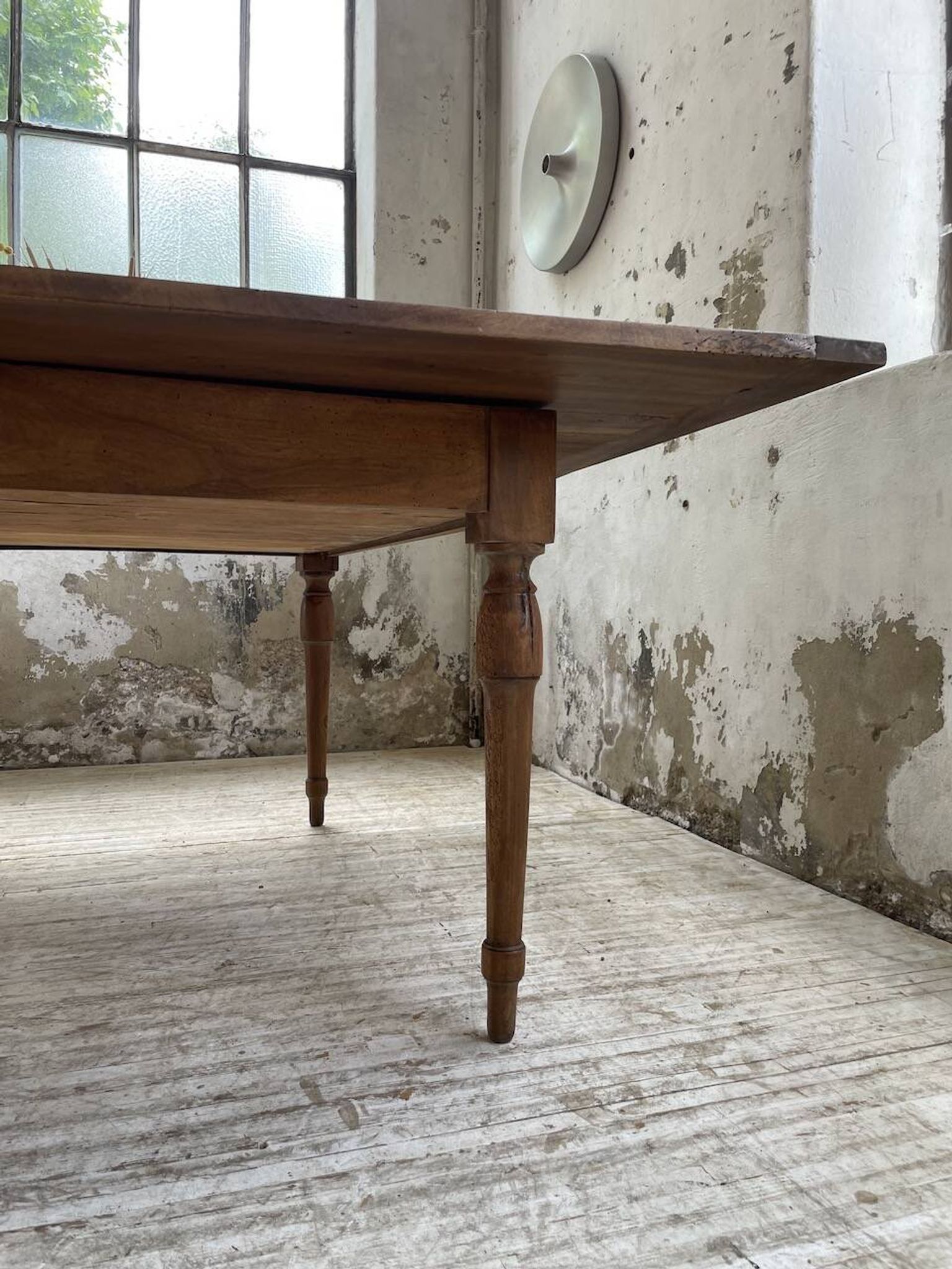 Table de ferme noyer plateau pivotable à allonges