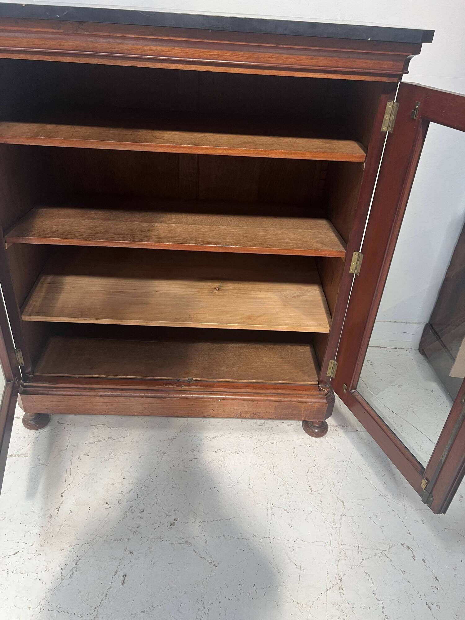 Display cabinet at counter height in mahogany and veneer, 19th century.