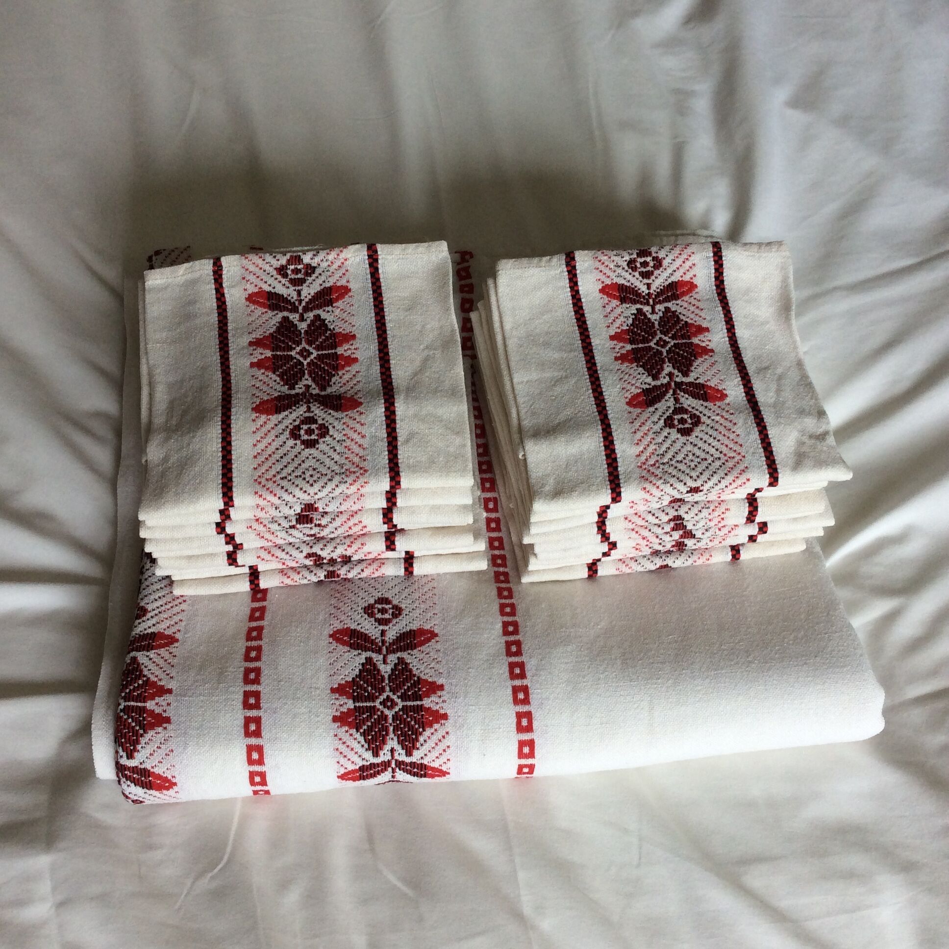 Rectangular tablecloth and its 18 towels - vintage Basque linen