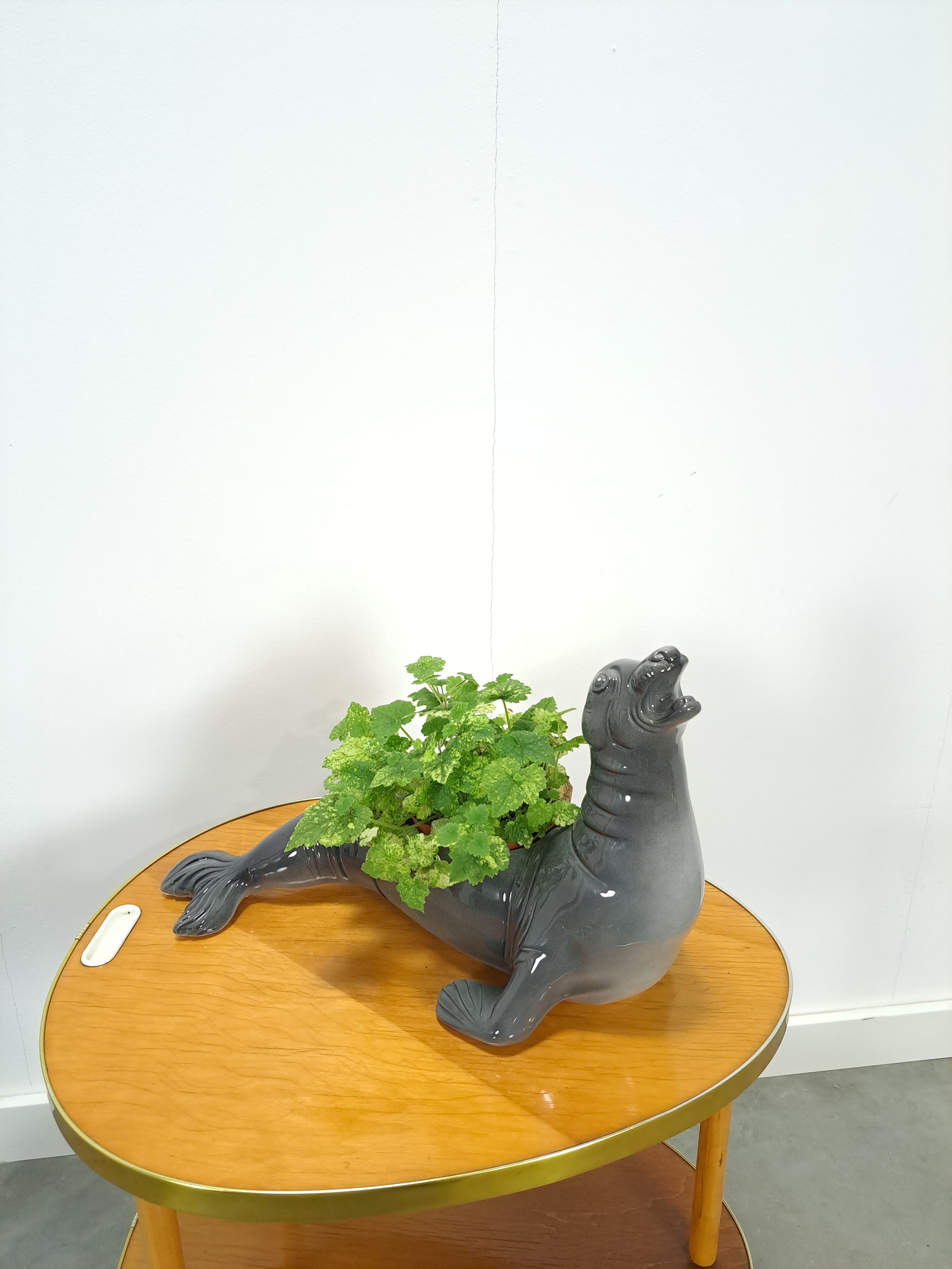 Porcelain vintage flowerpot seal