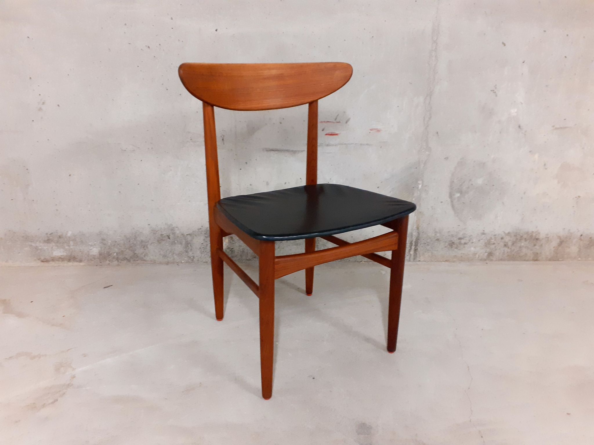 Vintage Danish Scandinavian chair in 60s teak, stamped Dyrlund Denmark