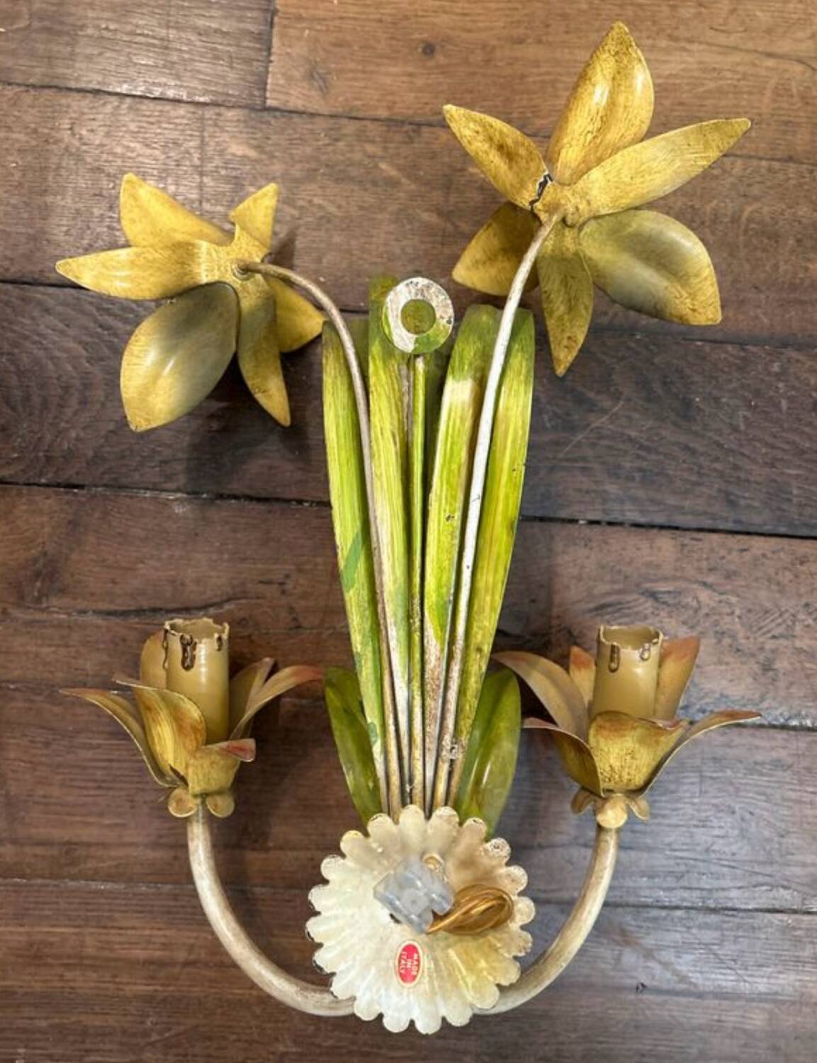 Metal wall light with lilies