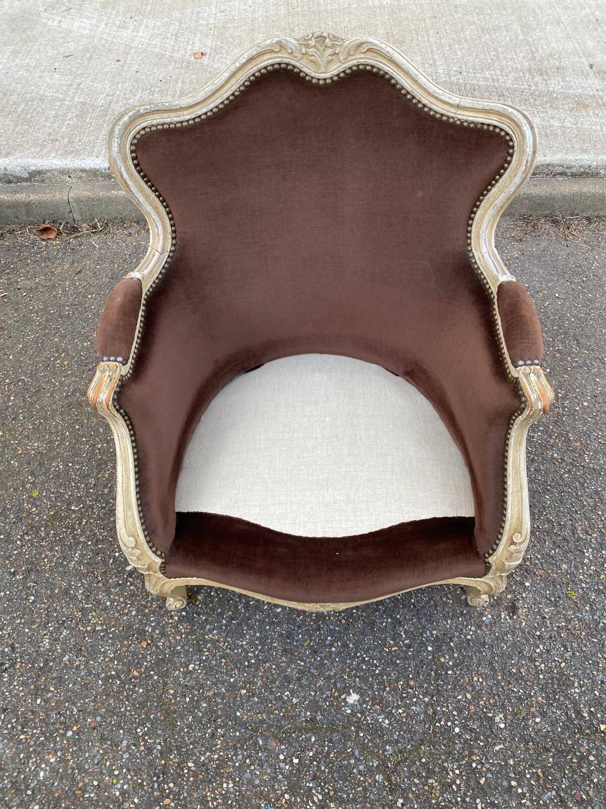 Fauteuil cabriolet Louis XV en bois massif beige et tissu velours marron