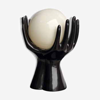 Lampe a poser vintage 1980 mains enserrant boule verre blanche