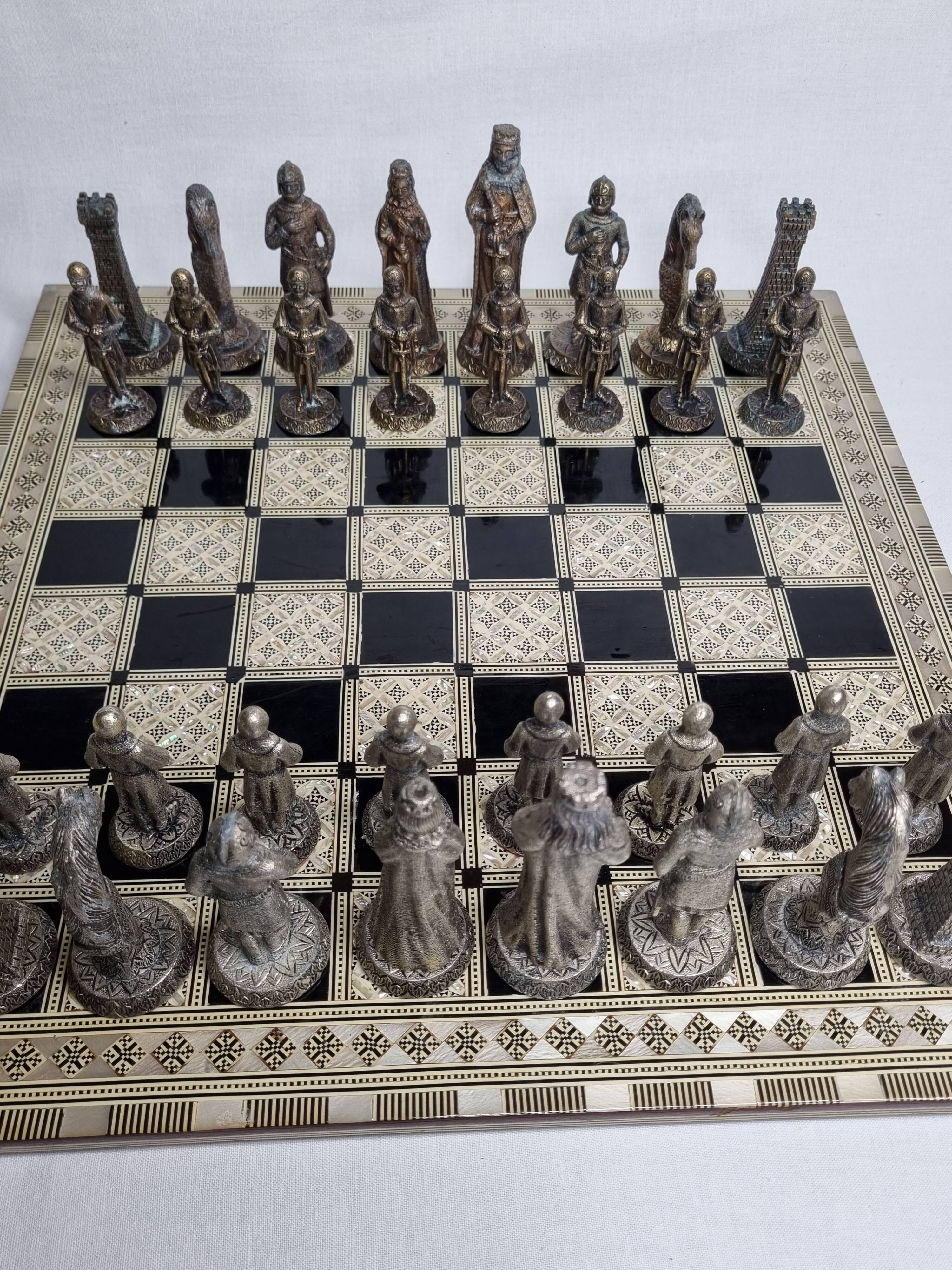 Vintage chess set in patinated metal alloy with a 39 cm chessboard from the 1980s.