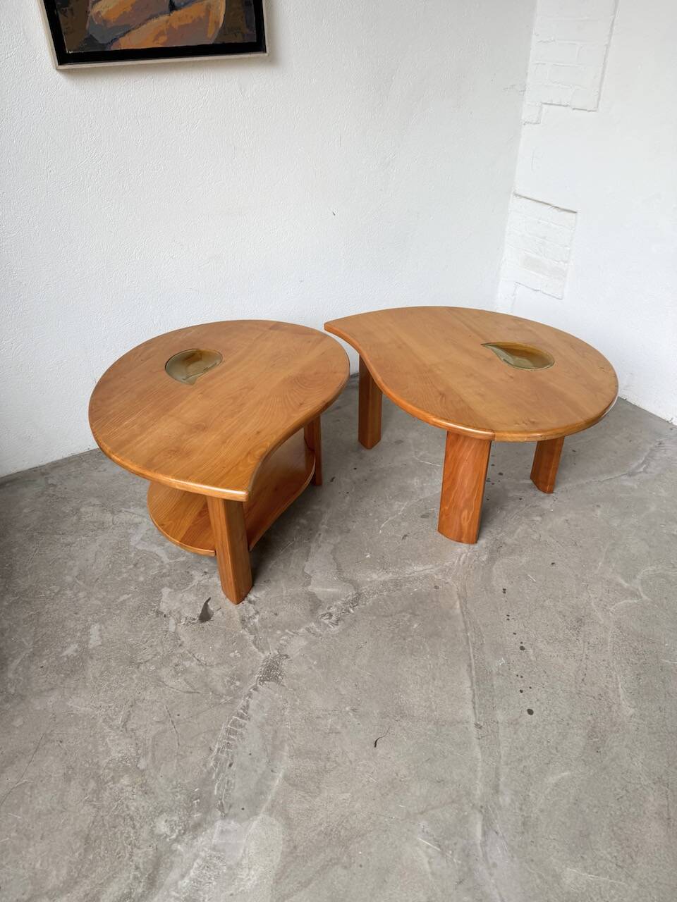 Tables basses en orme formant une goutte