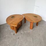 Tables basses en orme formant une goutte