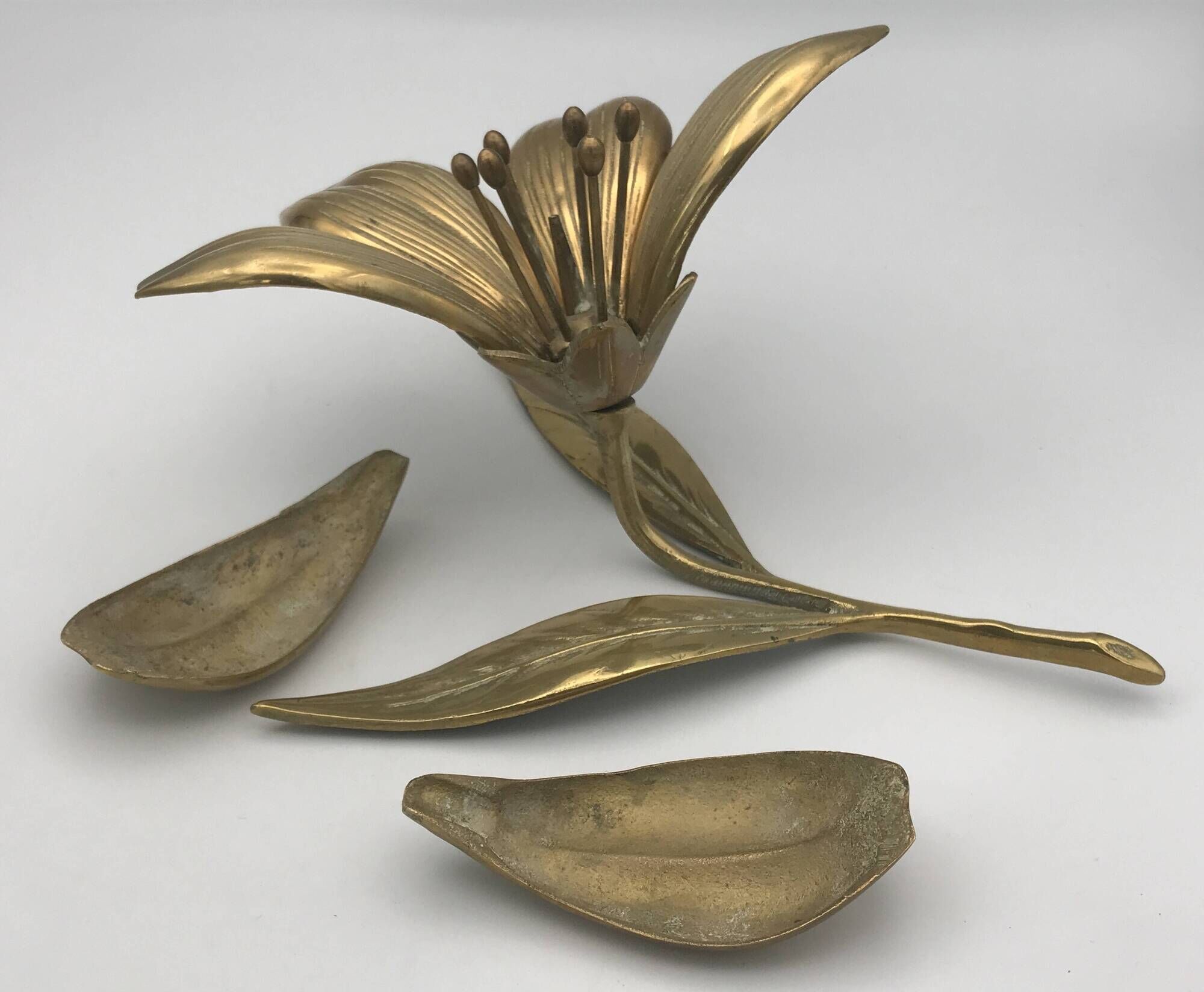Vintage flower ashtray in solid gold-plated brass with six removable petals from the 60s/70s