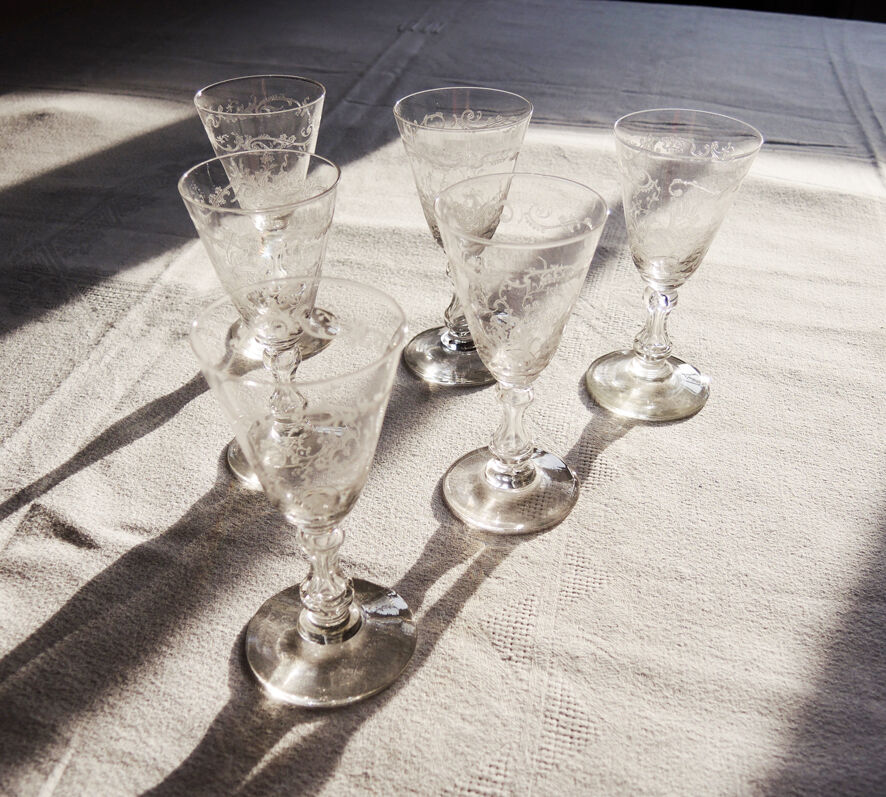 Former service of 30 engraved crystal foot glasses
