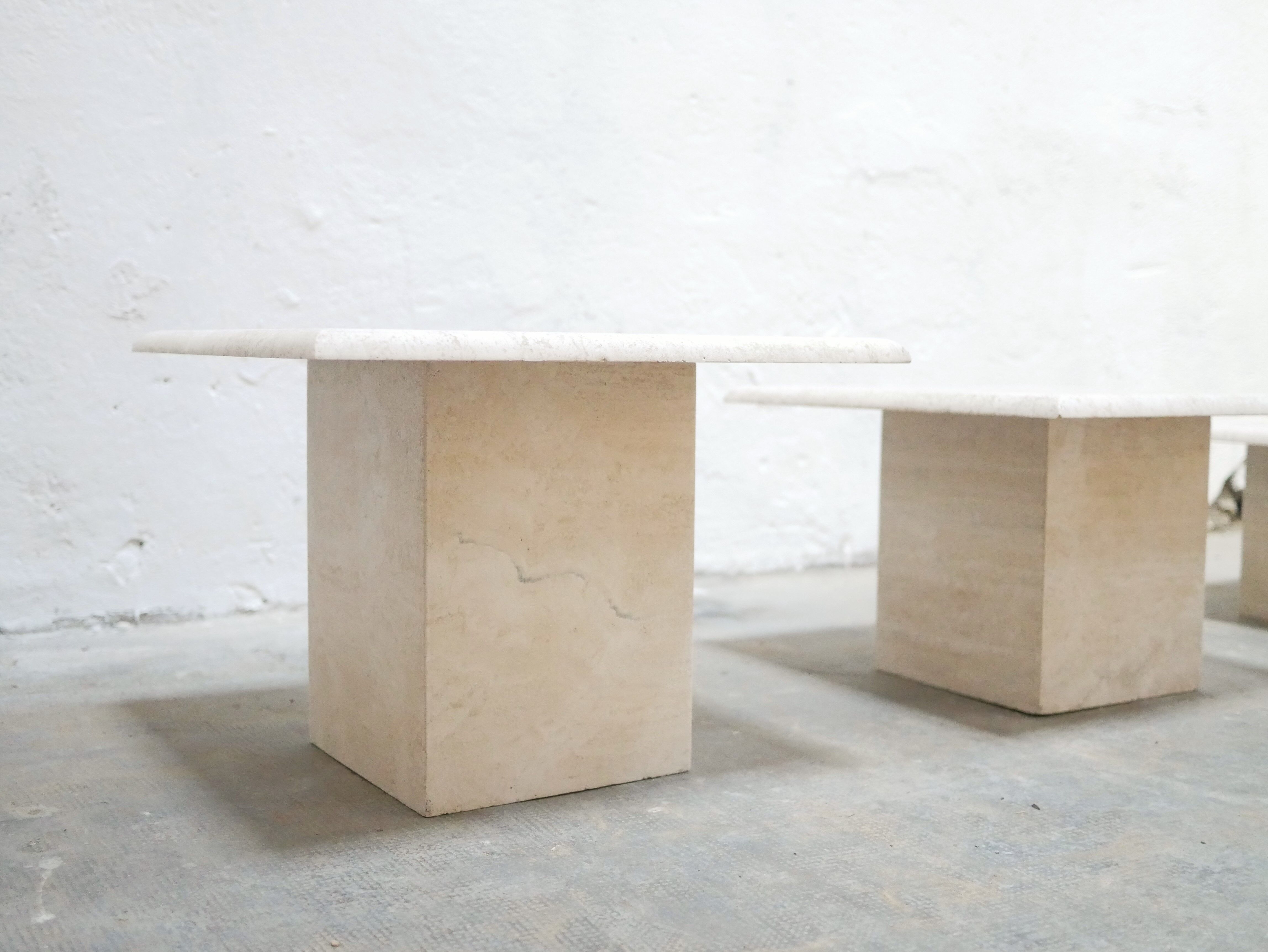 Série de 3 tables basses vintage en travertin