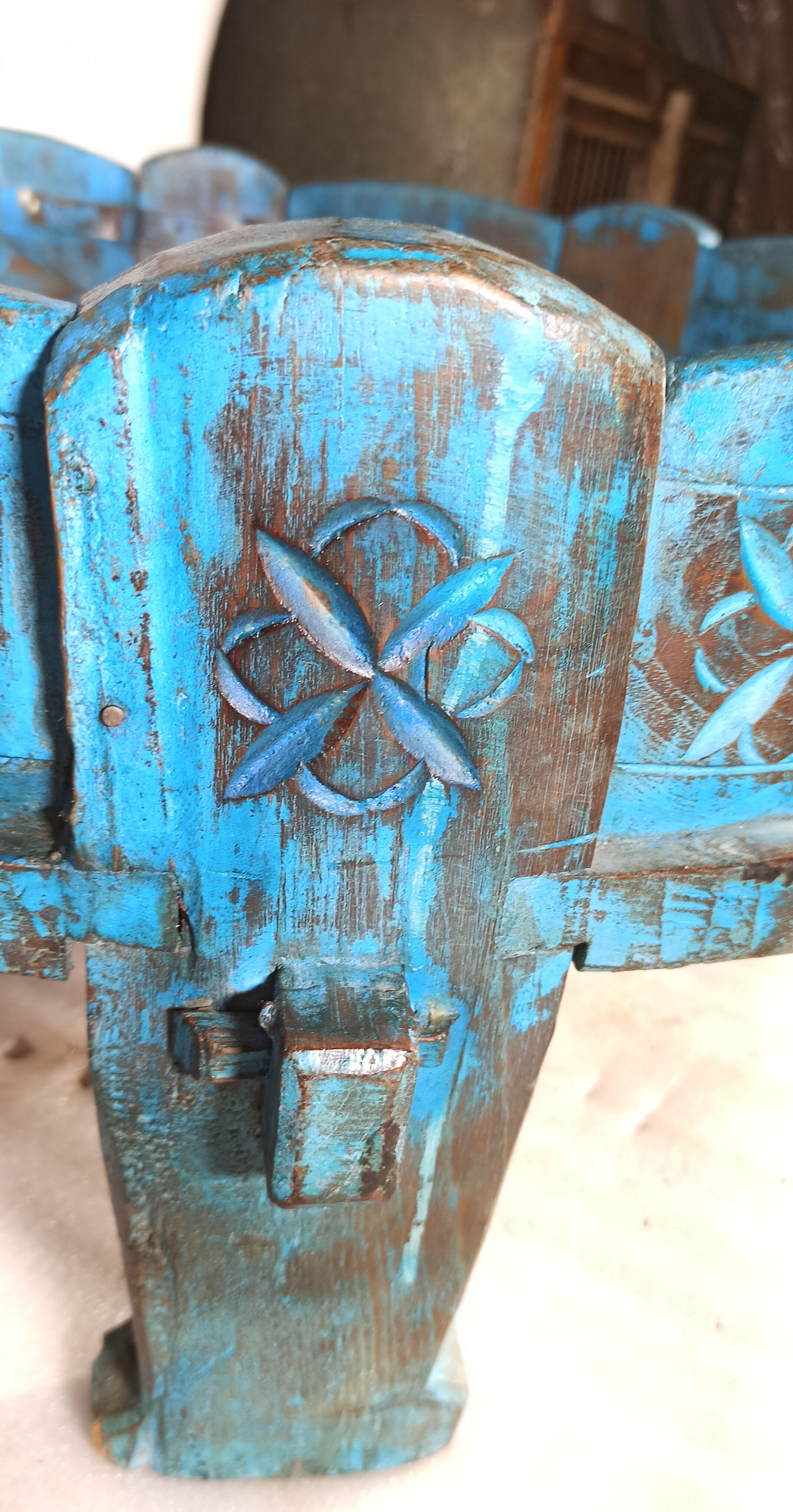 Round coffee table in old wood grinding wheel