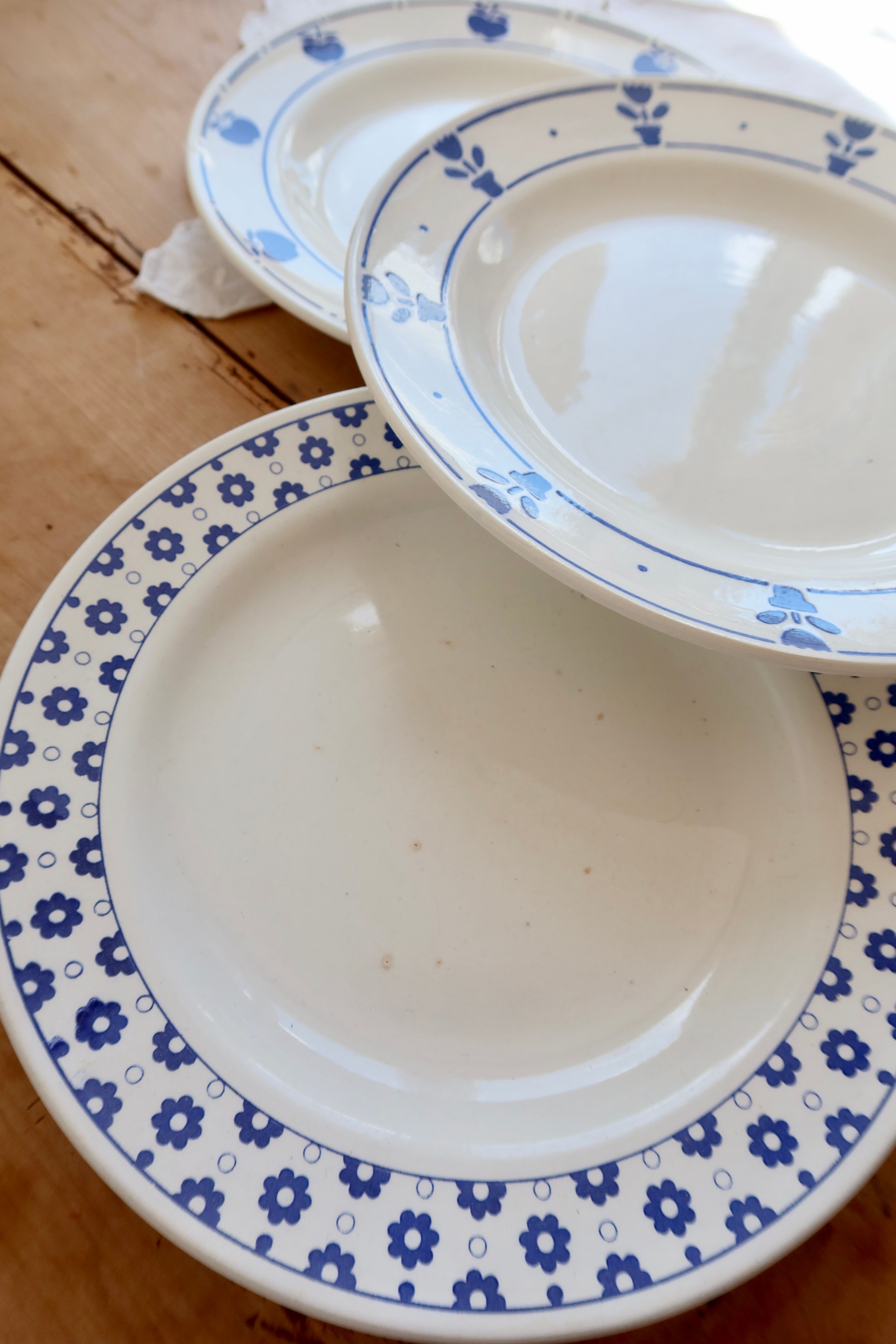 4 mismatched vintage dinner plates - Lot Cutie II
