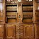 Important buffet deux-corps Louis XV galbé en merisier avec horloge intégré