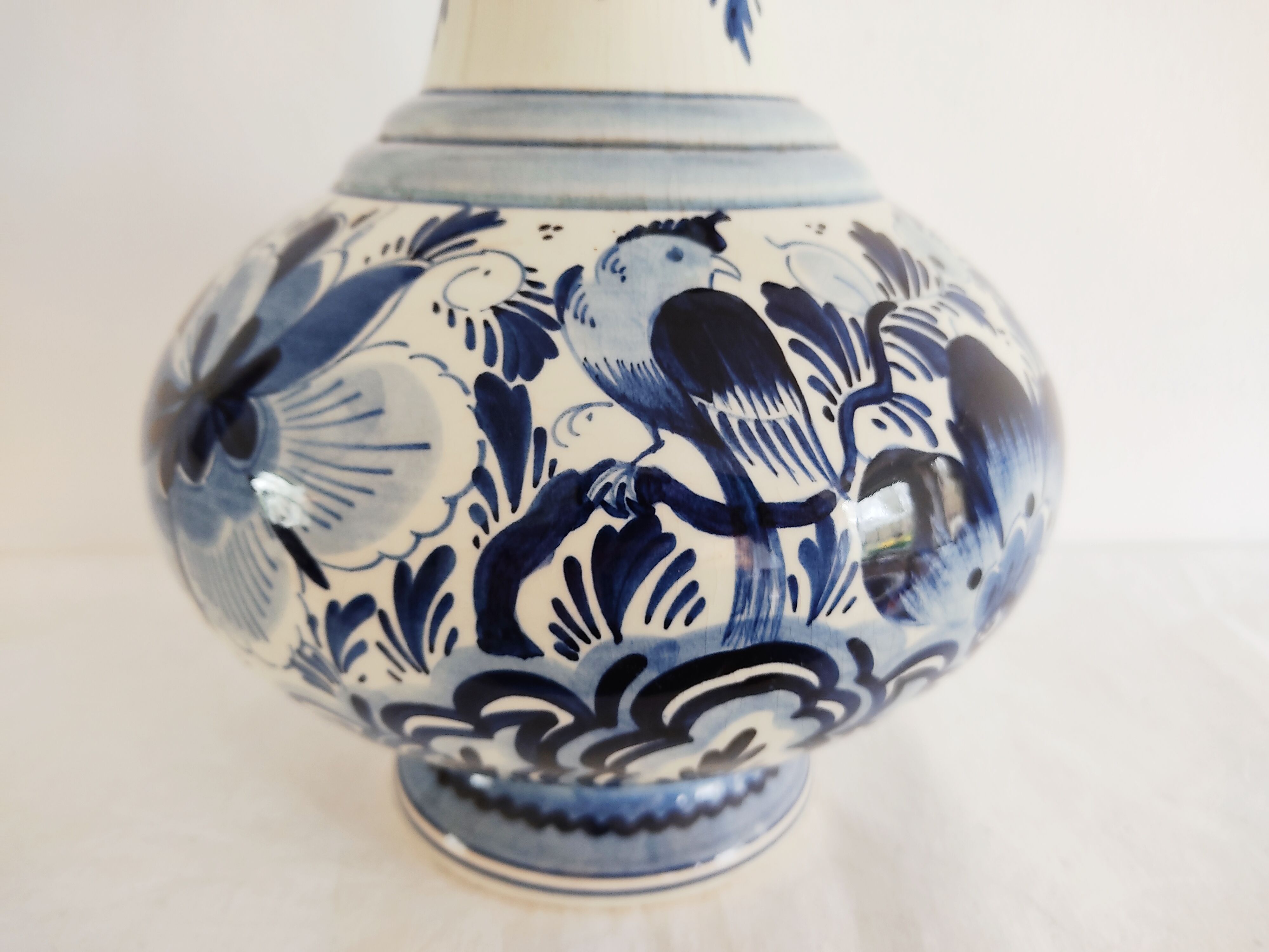 Delft vase decorated with a bird
