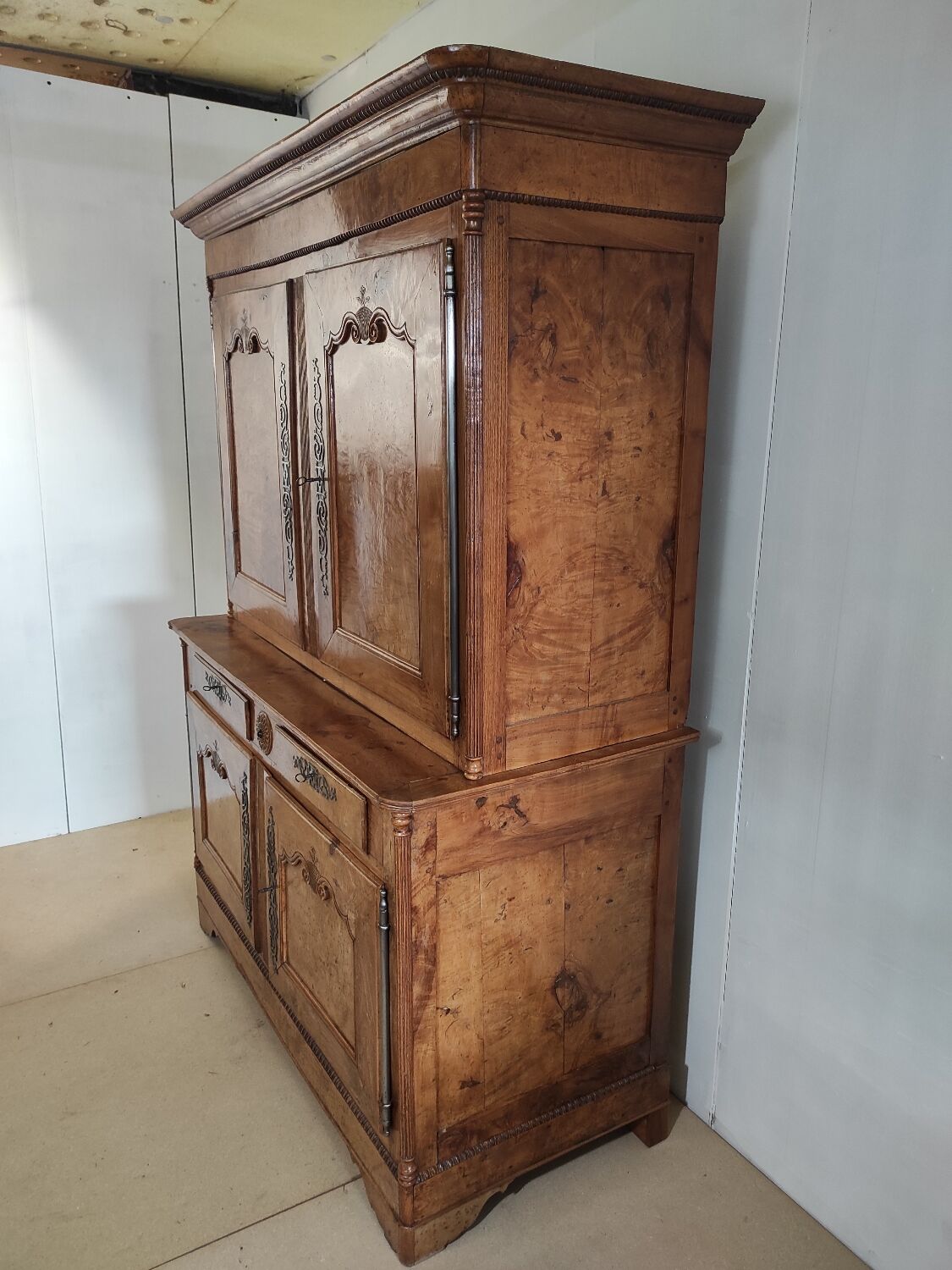 Buffet deux-corps en loupe d'orme du XIXème siècle
