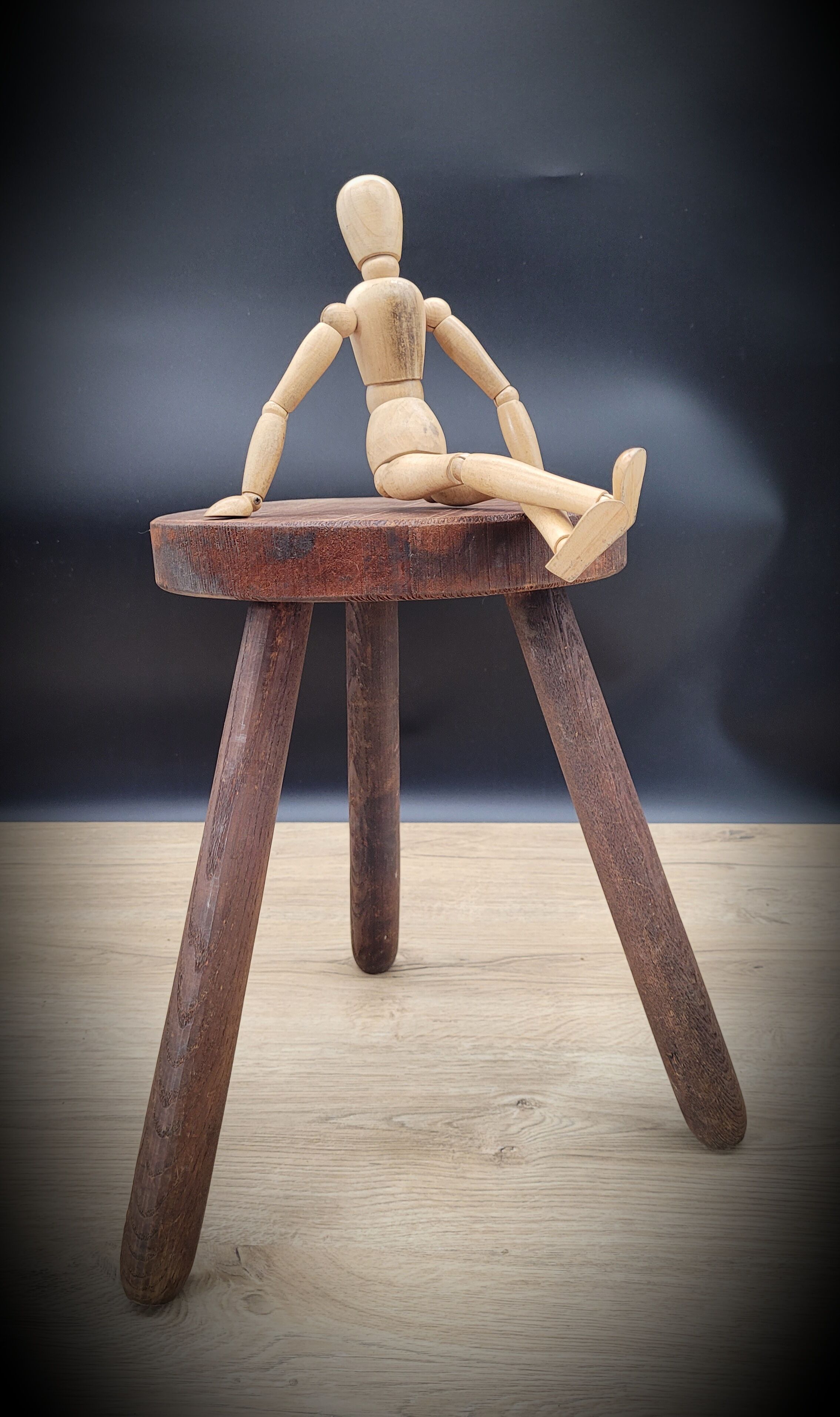 Round tripod stool cowherd
