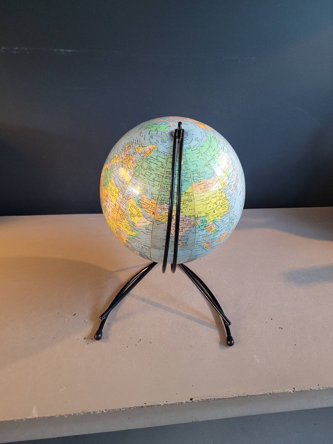 Globe terrestre Girard et Barrère des années 50-60 piètement string