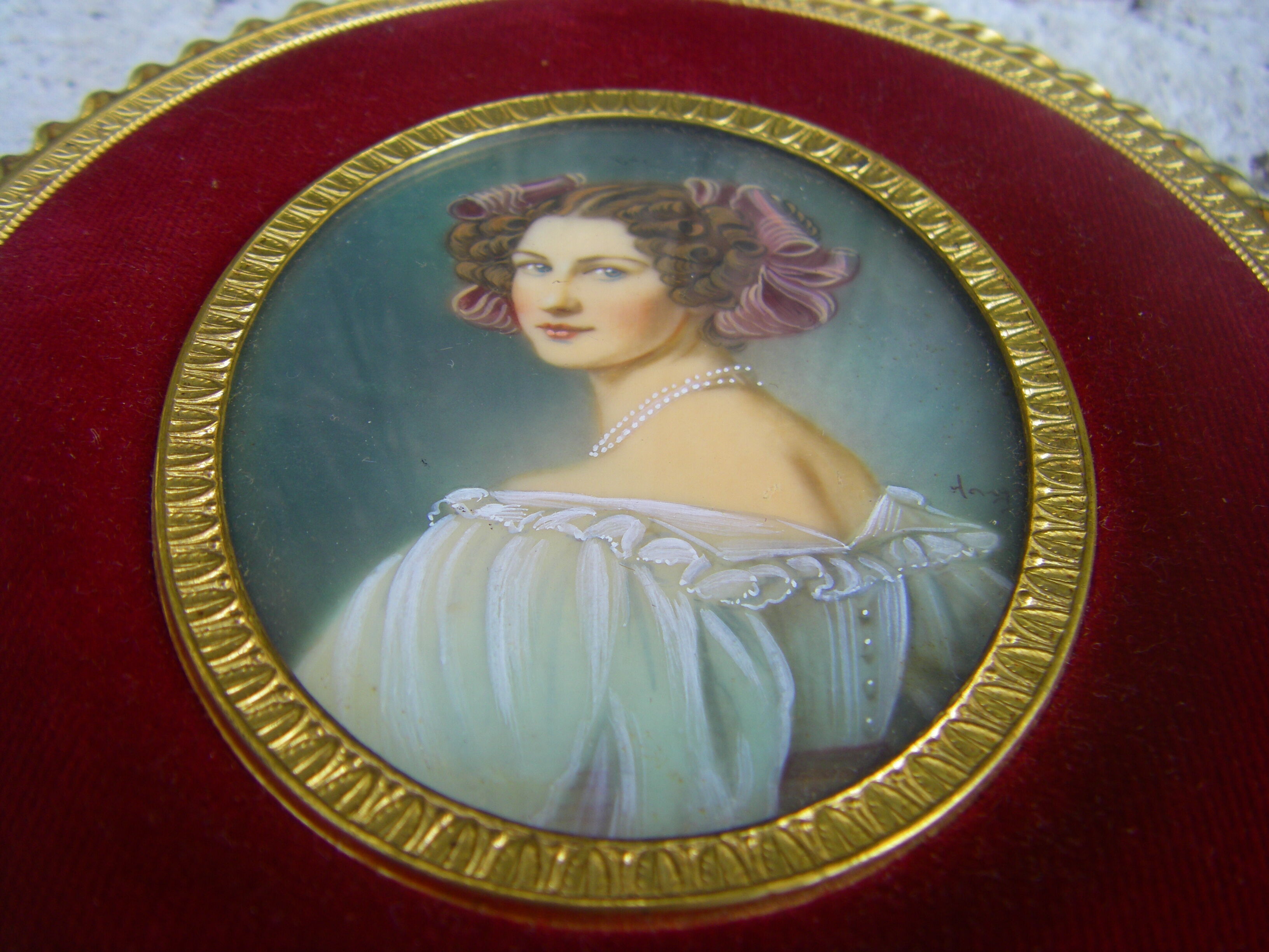 Portrait miniature medallion