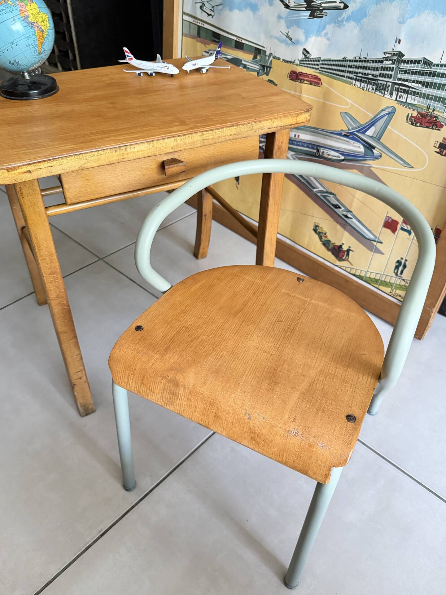 Bureau enfant Baumann en bois et chaise Hitier vintage