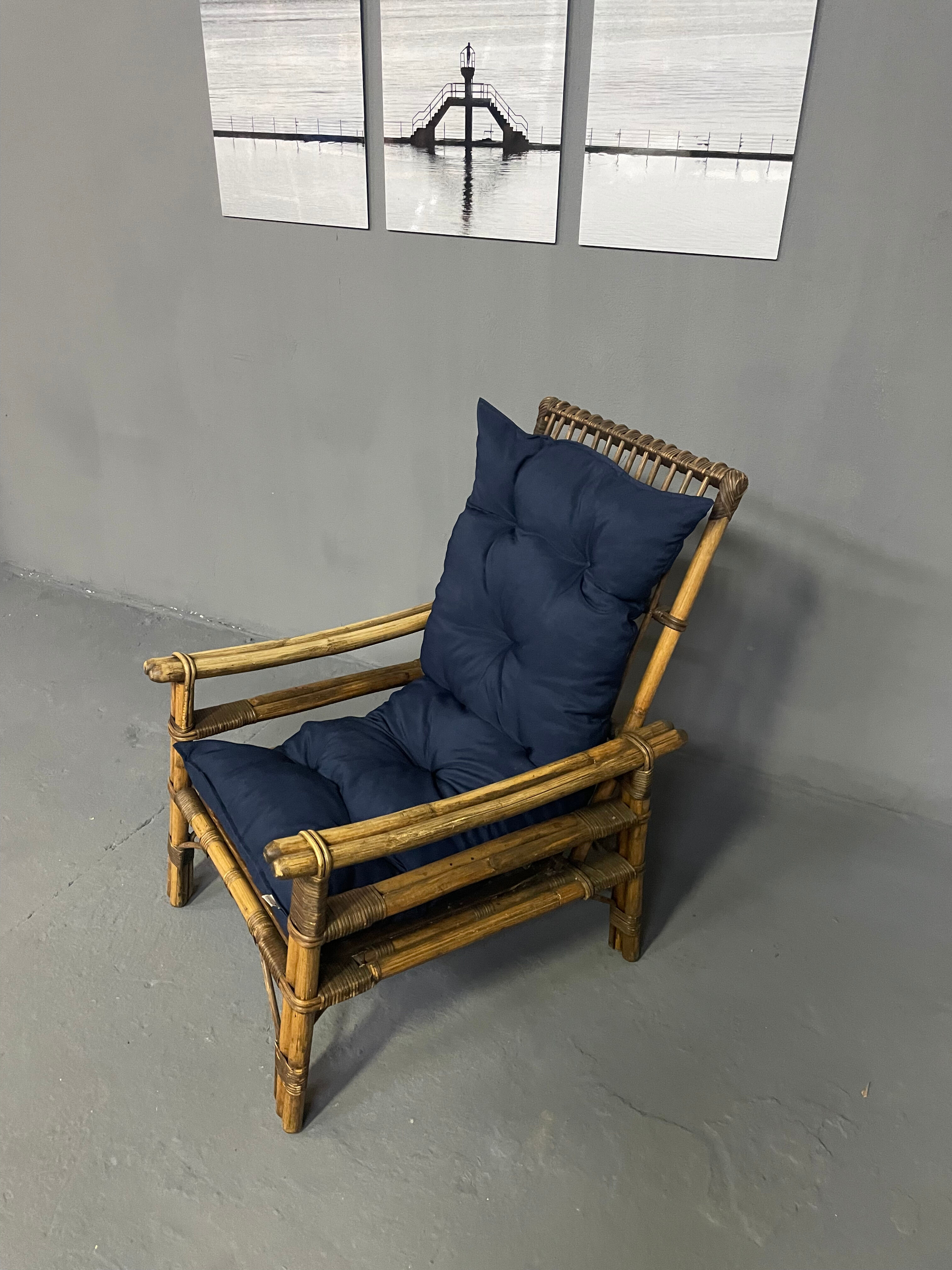 Fauteuil en rotin et son assise neuve extérieure