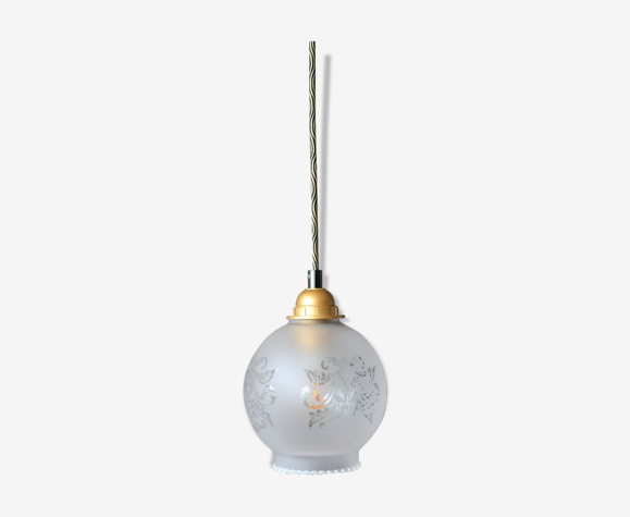 Lampe baladeuse globe en verre dépoli blanc motifs feuilles d’acanthe – cordon noir et or