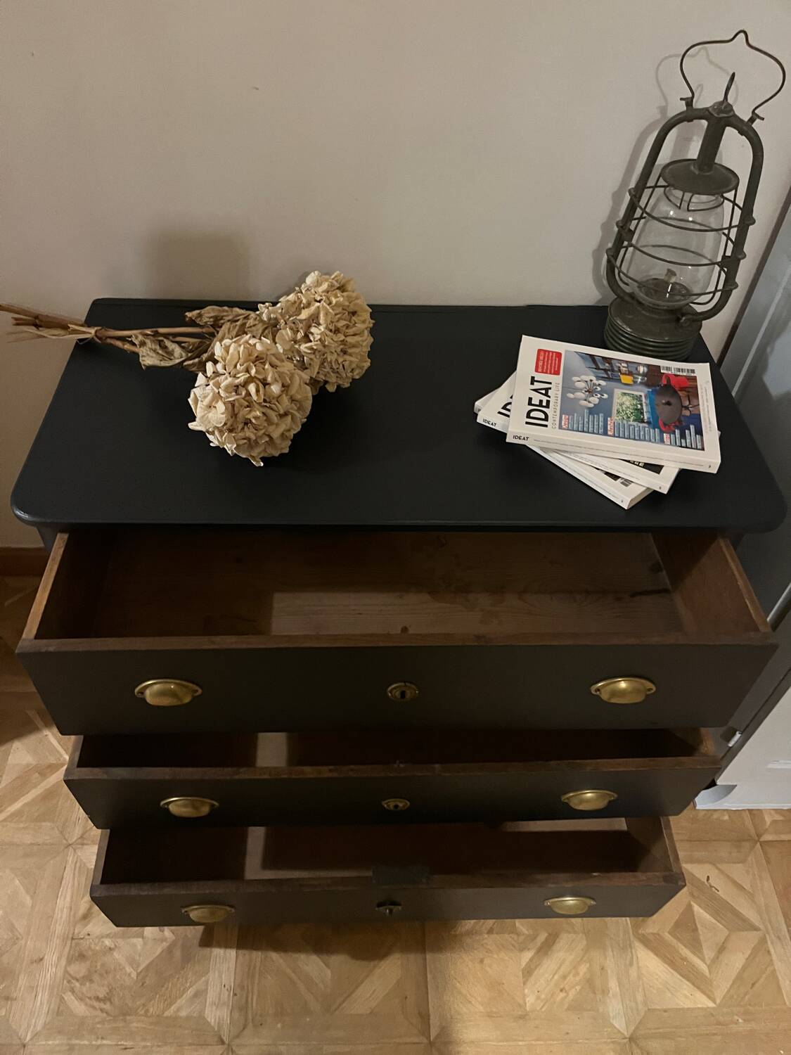 Commode classique noir mat et laiton