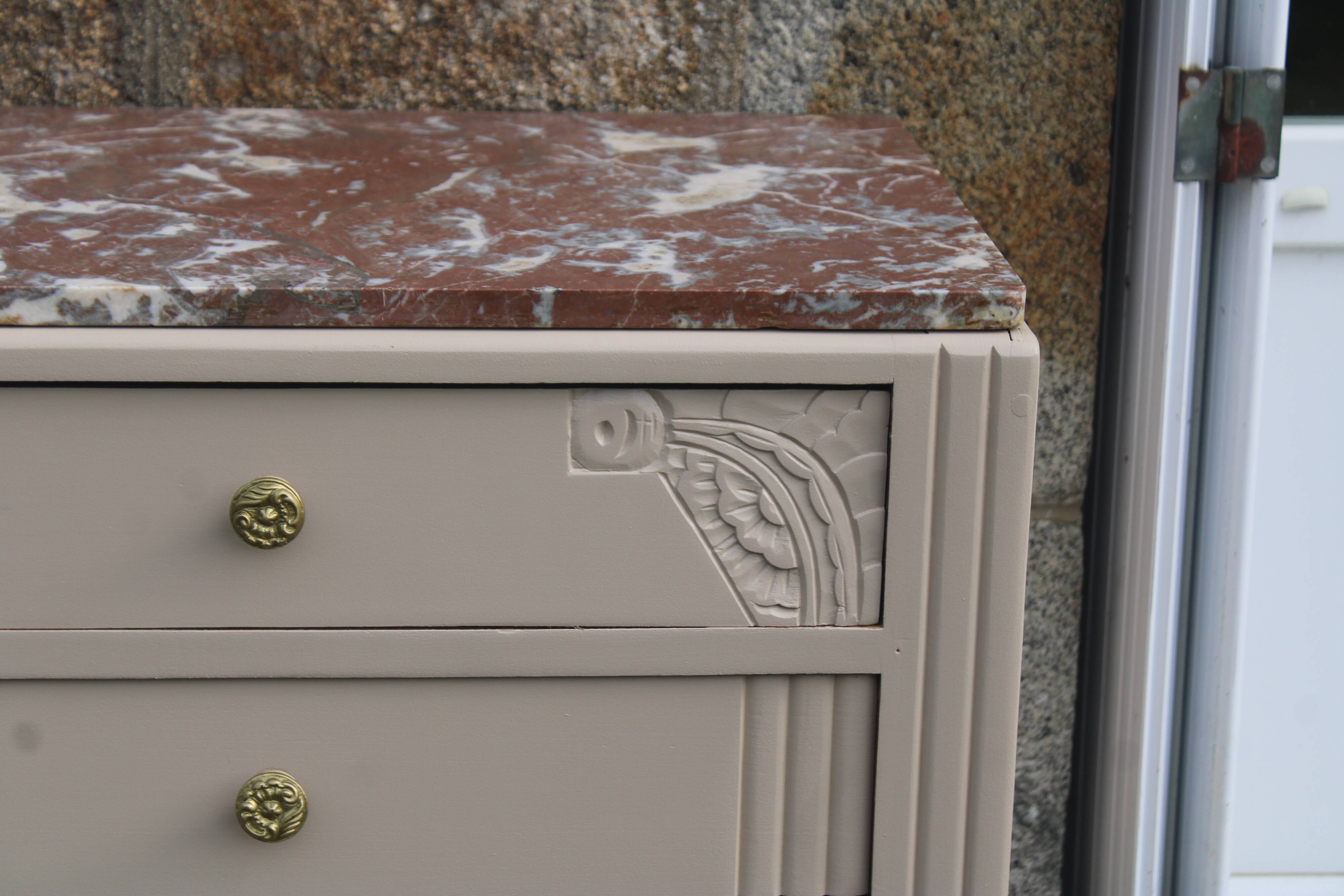 Commode vintage rénovée avec marbre rouge et blanc – 4 tiroirs
