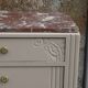 Commode vintage rénovée avec marbre rouge et blanc – 4 tiroirs