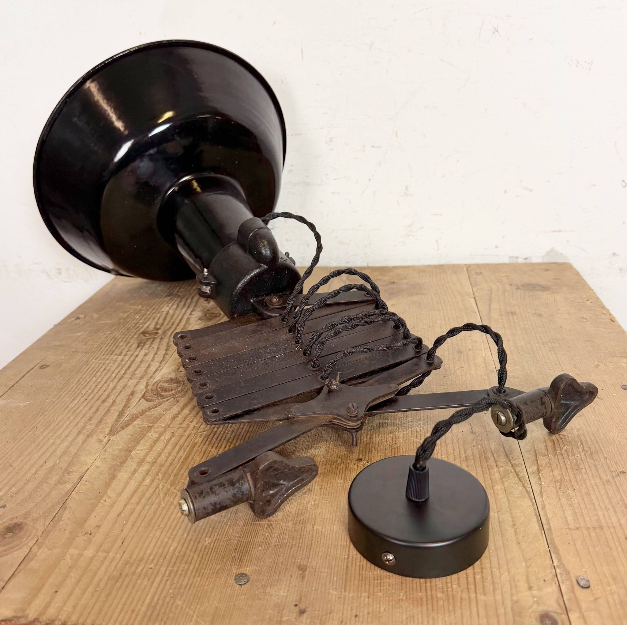 Lampe de plafond industrielle en émail noir à forme de ciseaux, années 1930