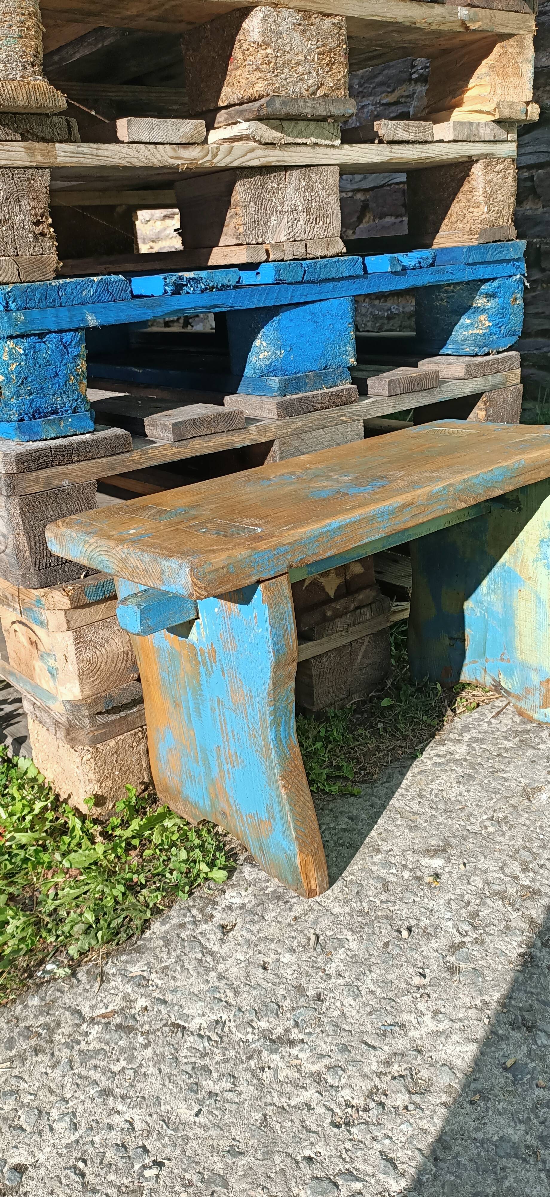 Banc repose-pieds patiné
