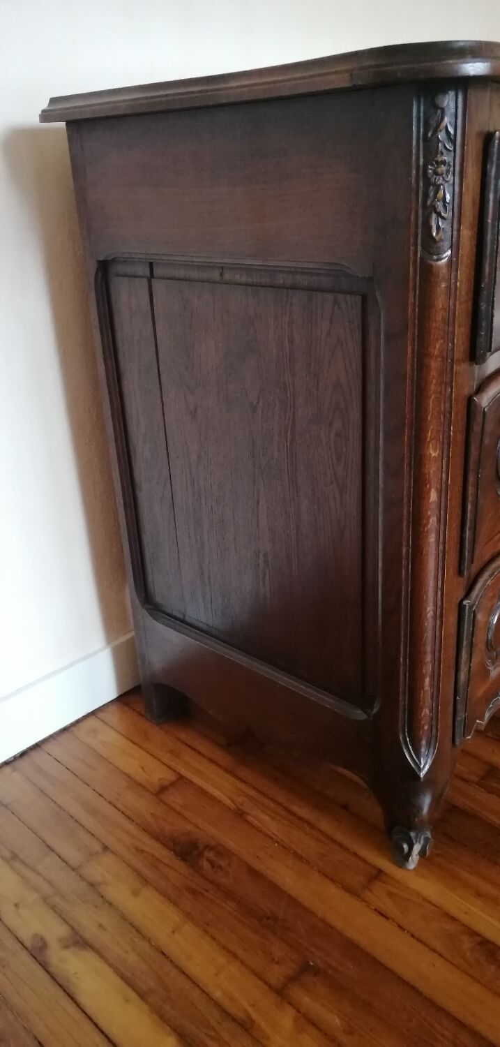 Oak chest of drawers