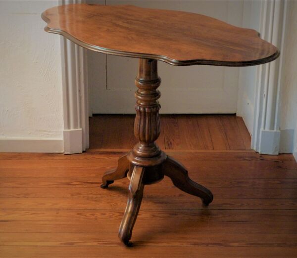Guéridon en acajou d'époque Louis Philippe, à plateau basculant