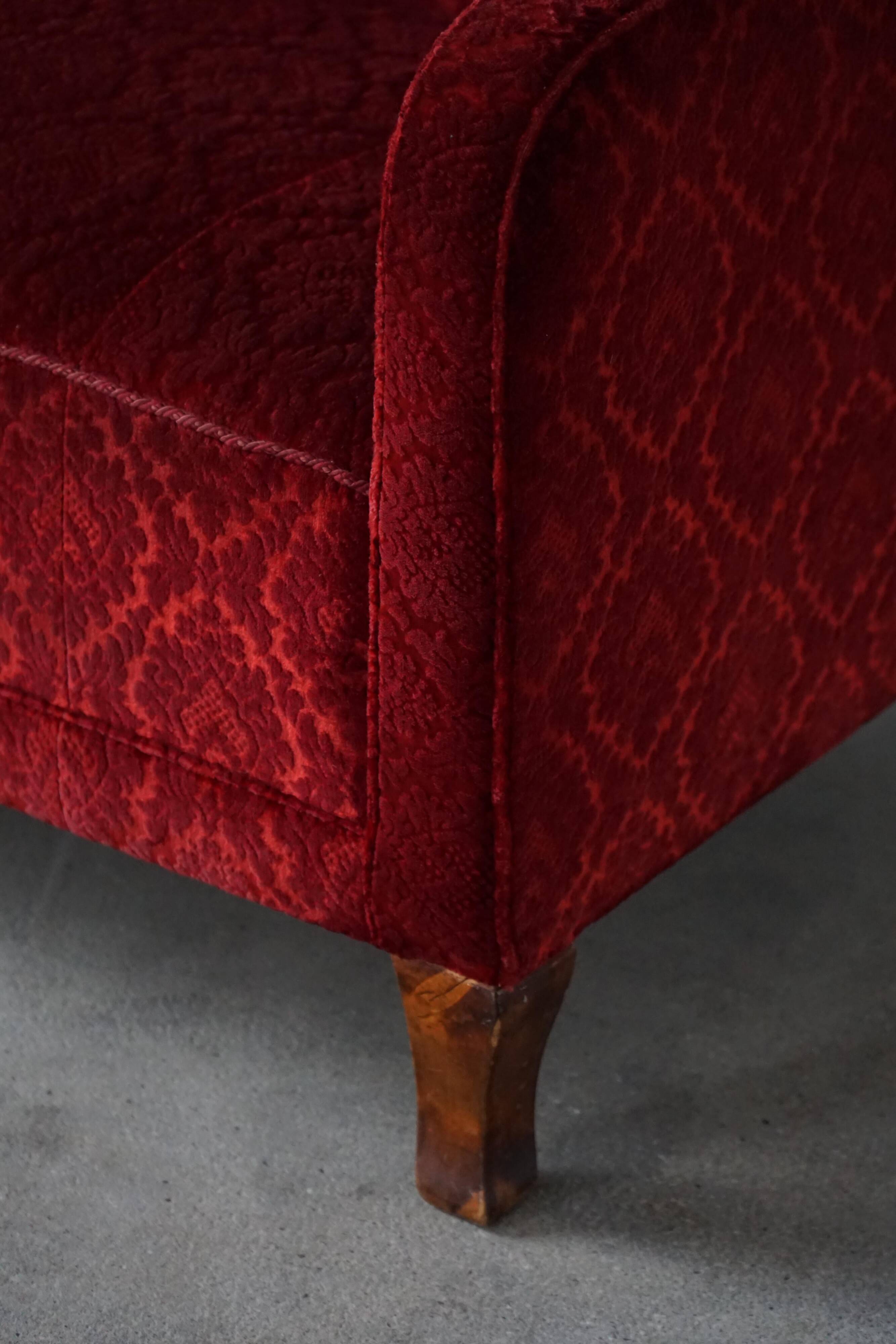 Modern Danish canapé, 3-seater in red velvet, Fritz Hansen style, 1940s.