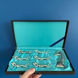 Set of 6 vintage silver metal knife holders and bottle opener, chev design