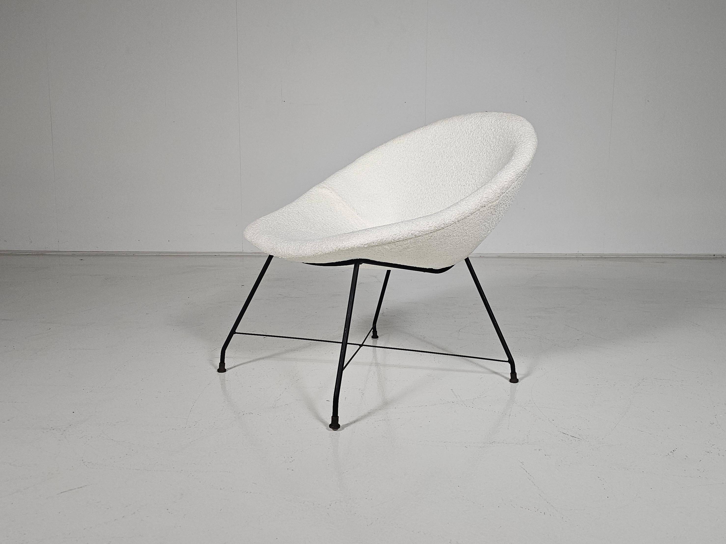 'Minoletta' cream boucle chaise longue by Augusto Bozzi for Saporiti, 1950s