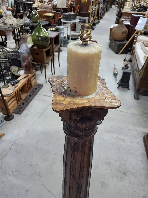 Grand lampadaire en colonne en bois du XVIIIème siecle