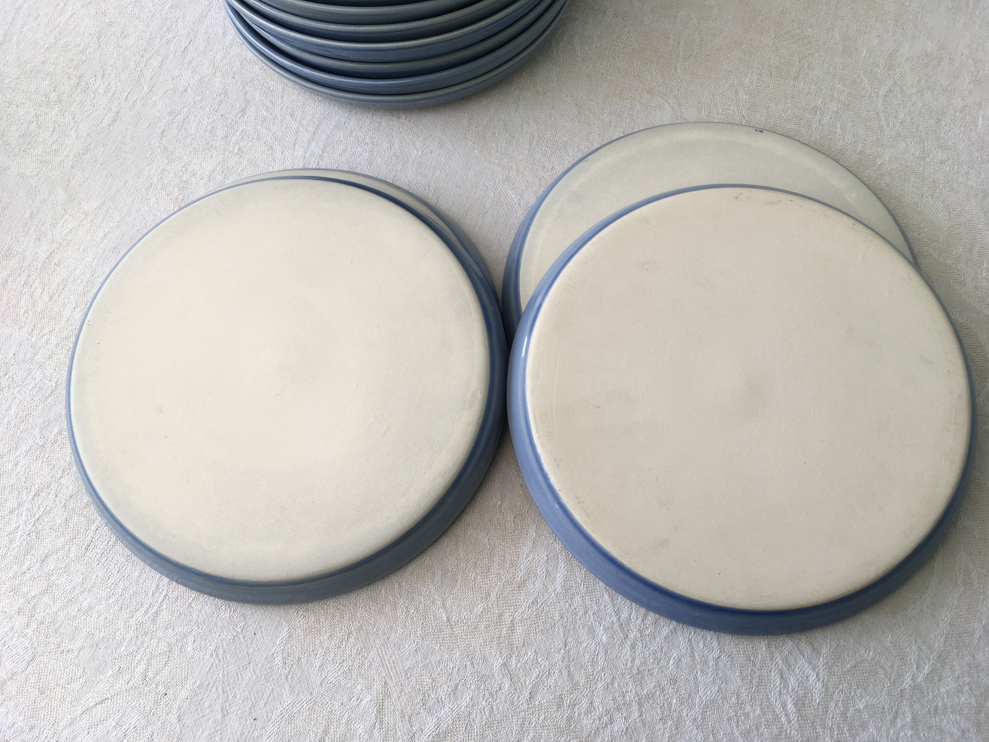 Set de 10 assiettes plates en grès bleu lavande