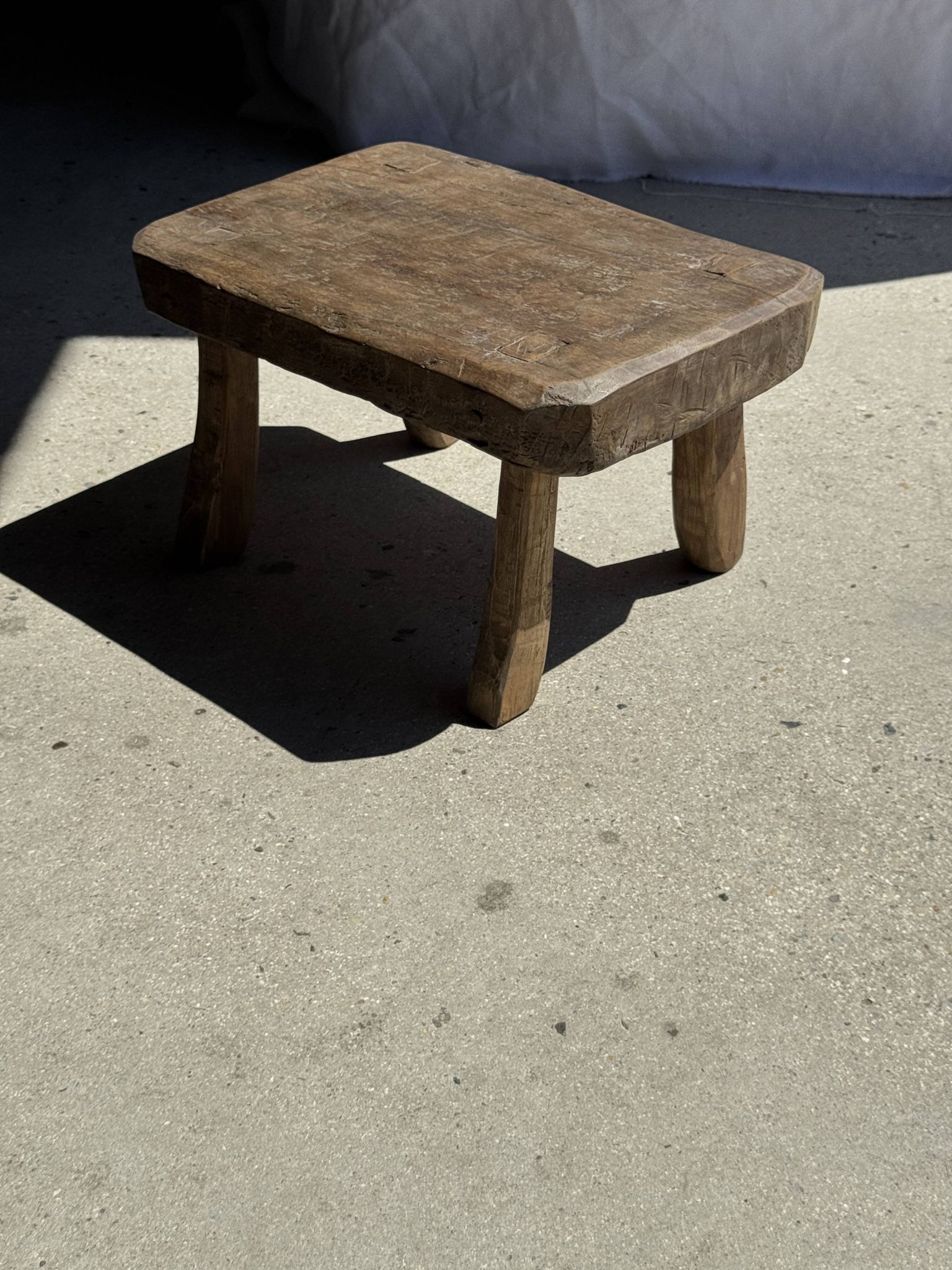 Petit stool, tabouret d'appoint en teck massif rectangulaire arrondie