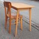 Table et chaise bistrot vintage