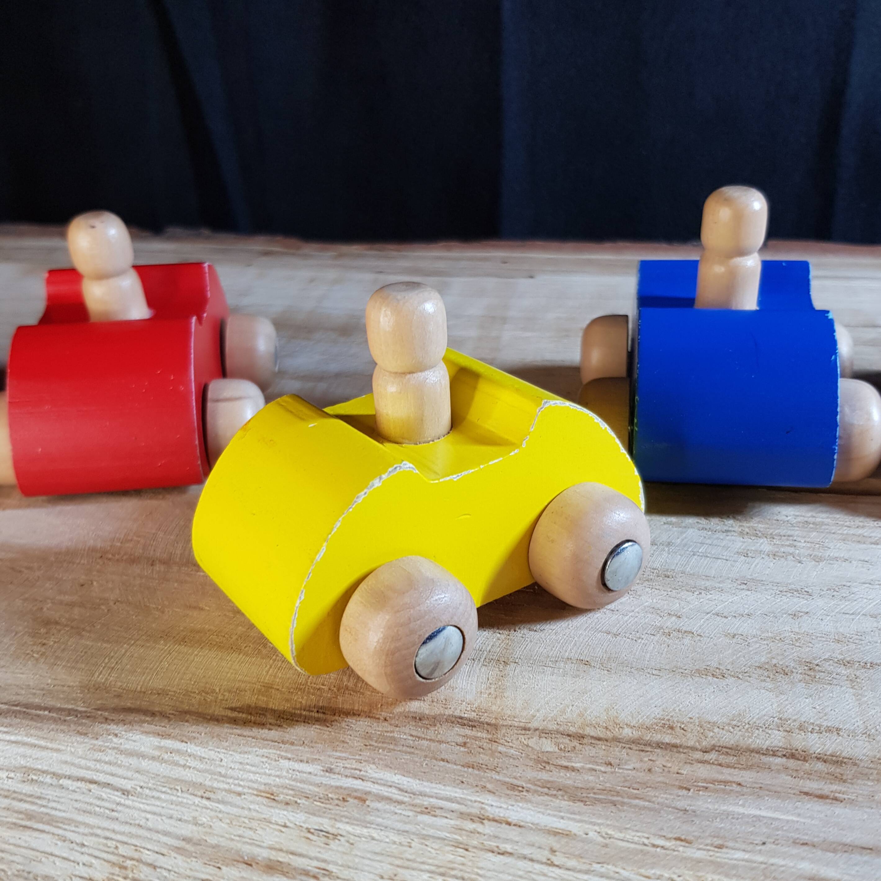 6 Little colorful wooden cars