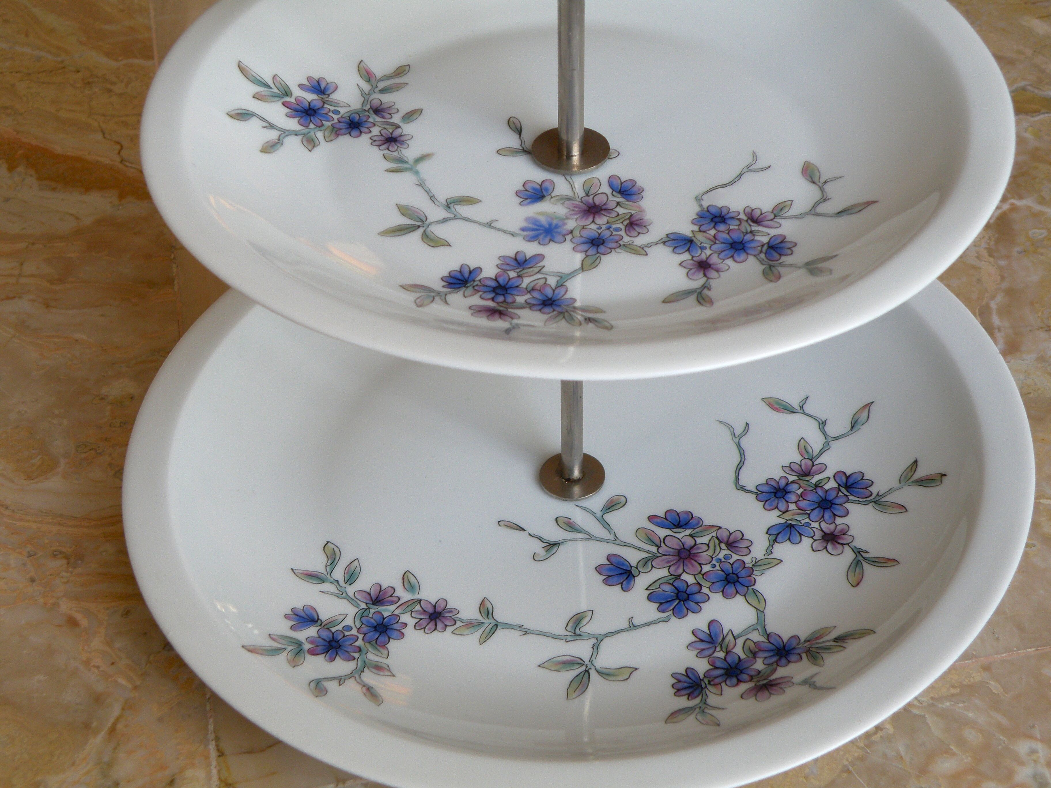 Display servant for cakes, aperitif, fruit, porcelain