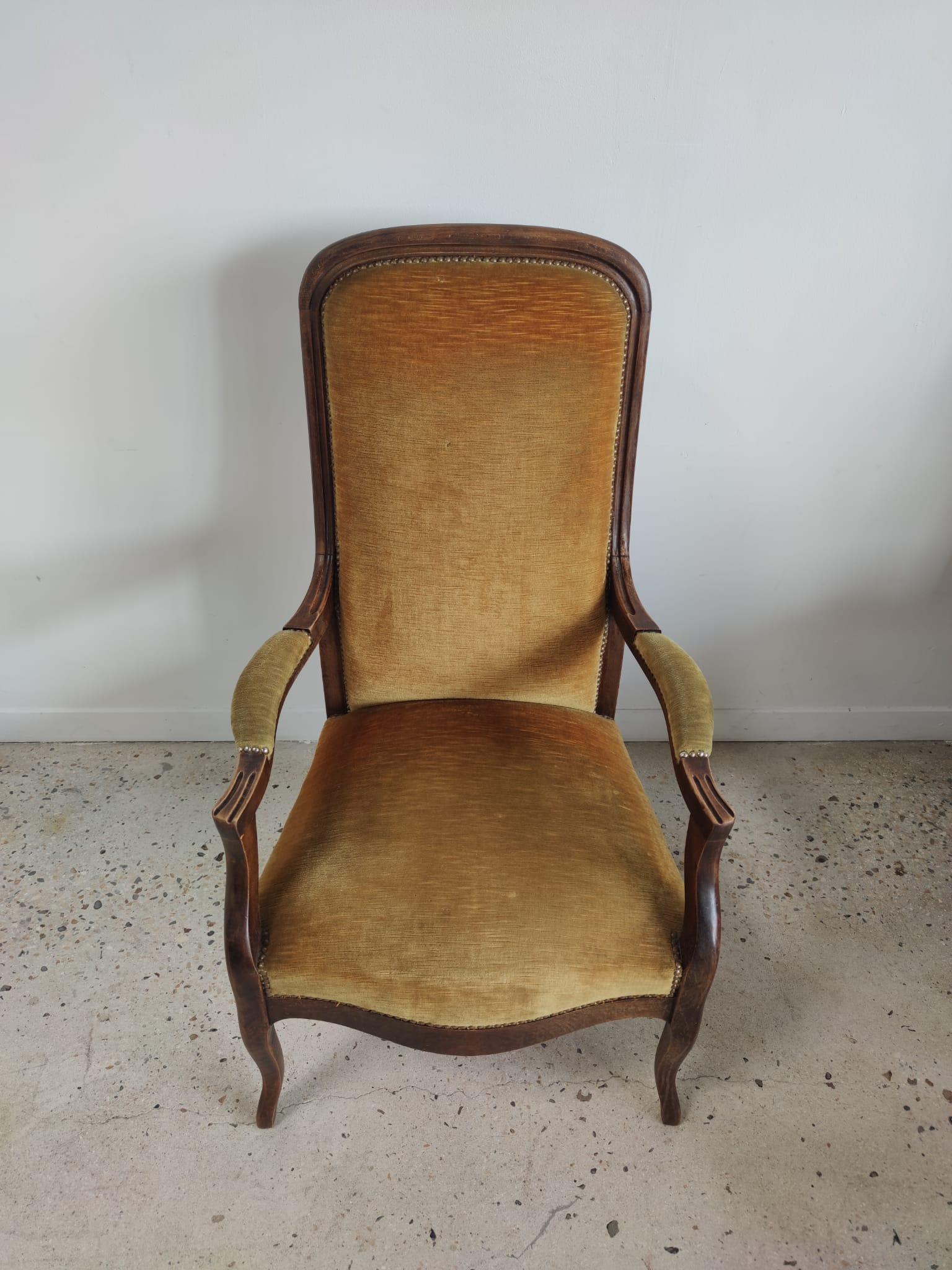 Fauteuil Voltaire garniture de velours jaune
